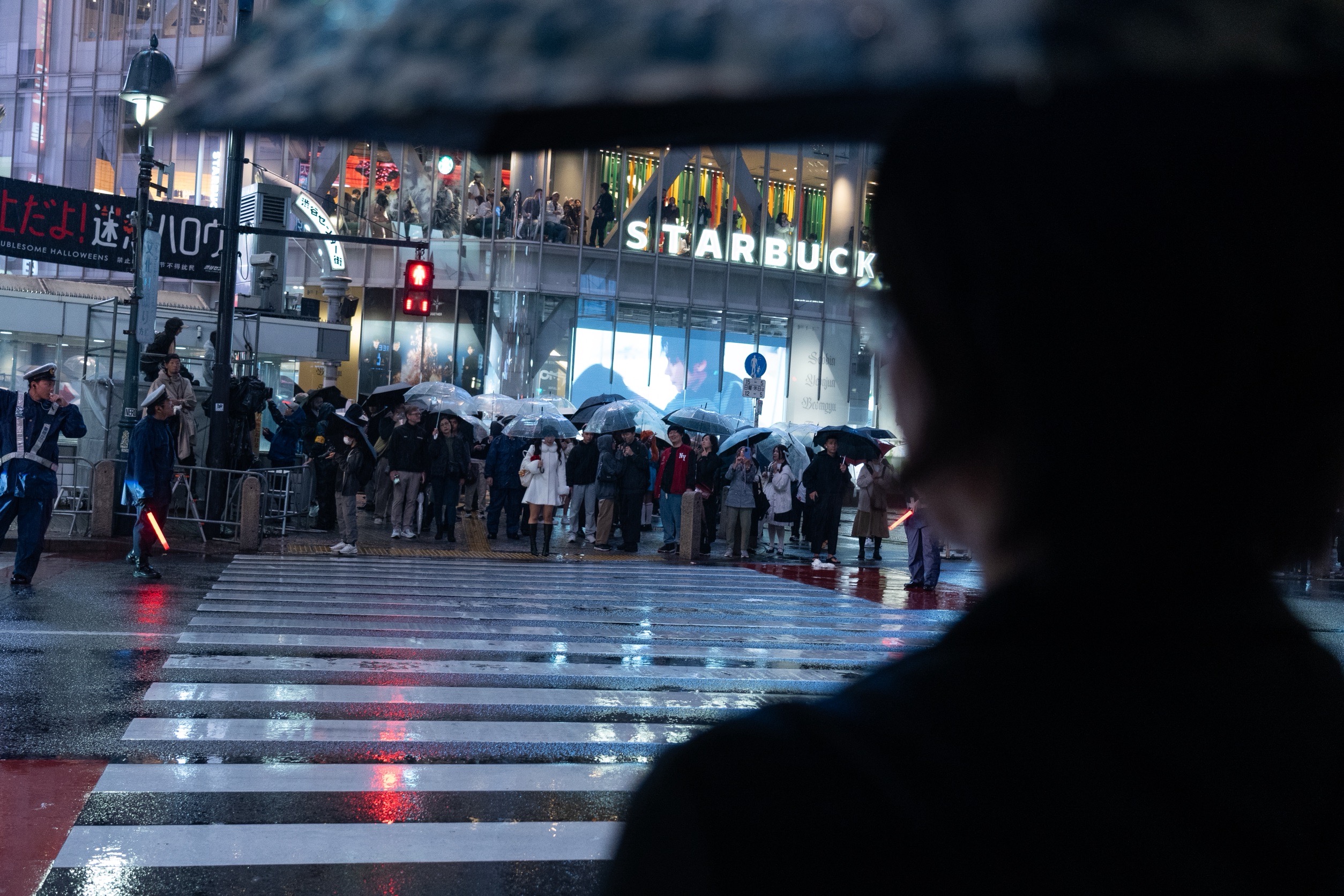 交差点で待つ観光客