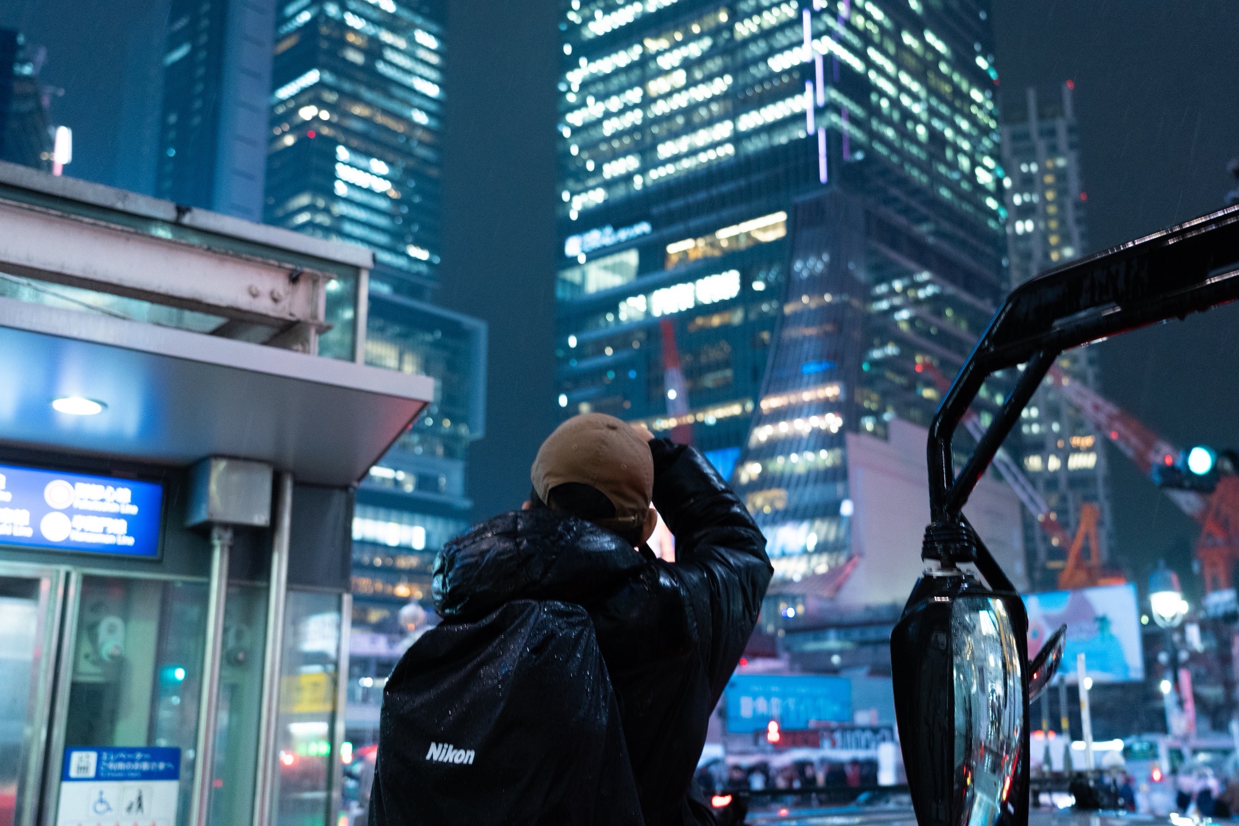 雨の中写真を撮る人
